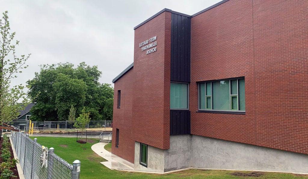 a brick building has a sign that says 西西雅图小学